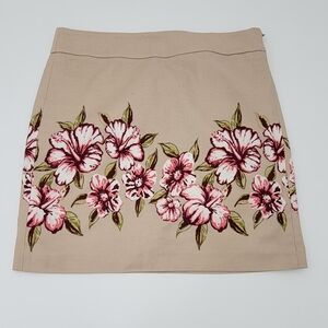 LOFT Floral Embroidered Tan Skirt Size 6.  98 %Cotton 2% Spandex Pre-Owned.